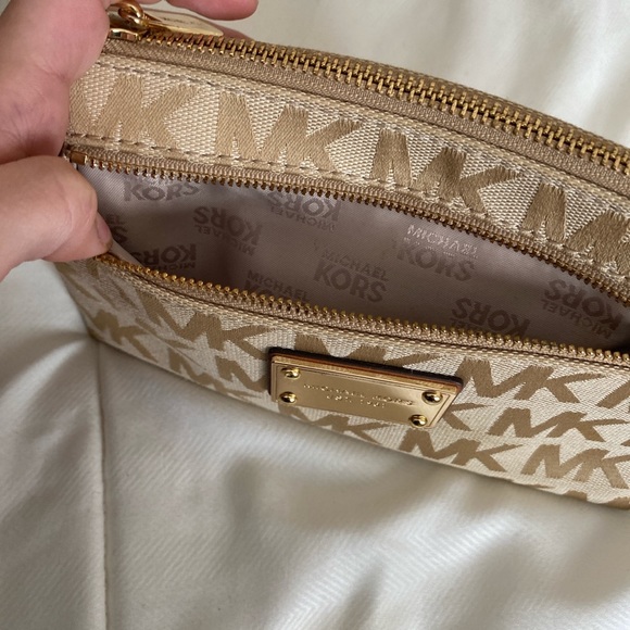 Michael Kors Wristlet - barely used - Picture 3 of 4